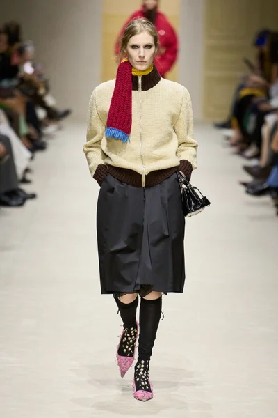 Look 16